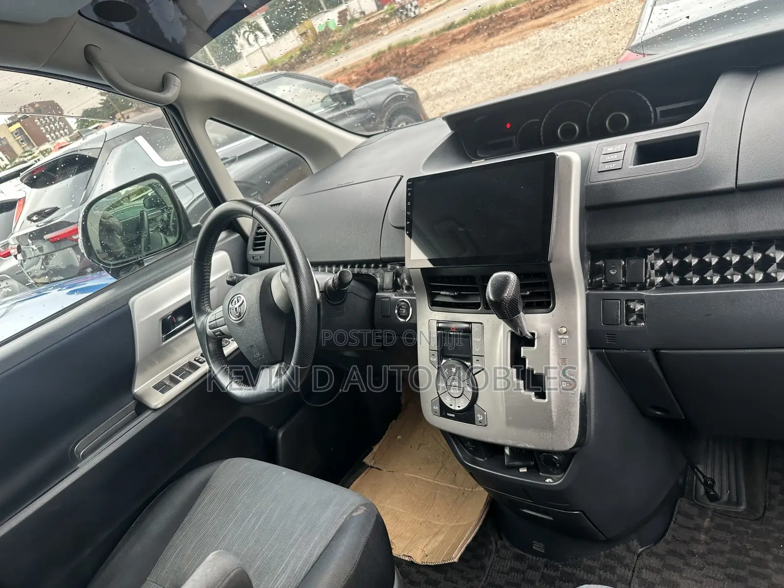 Toyota Voxy V 2WD 8-Seater 2011 Gray