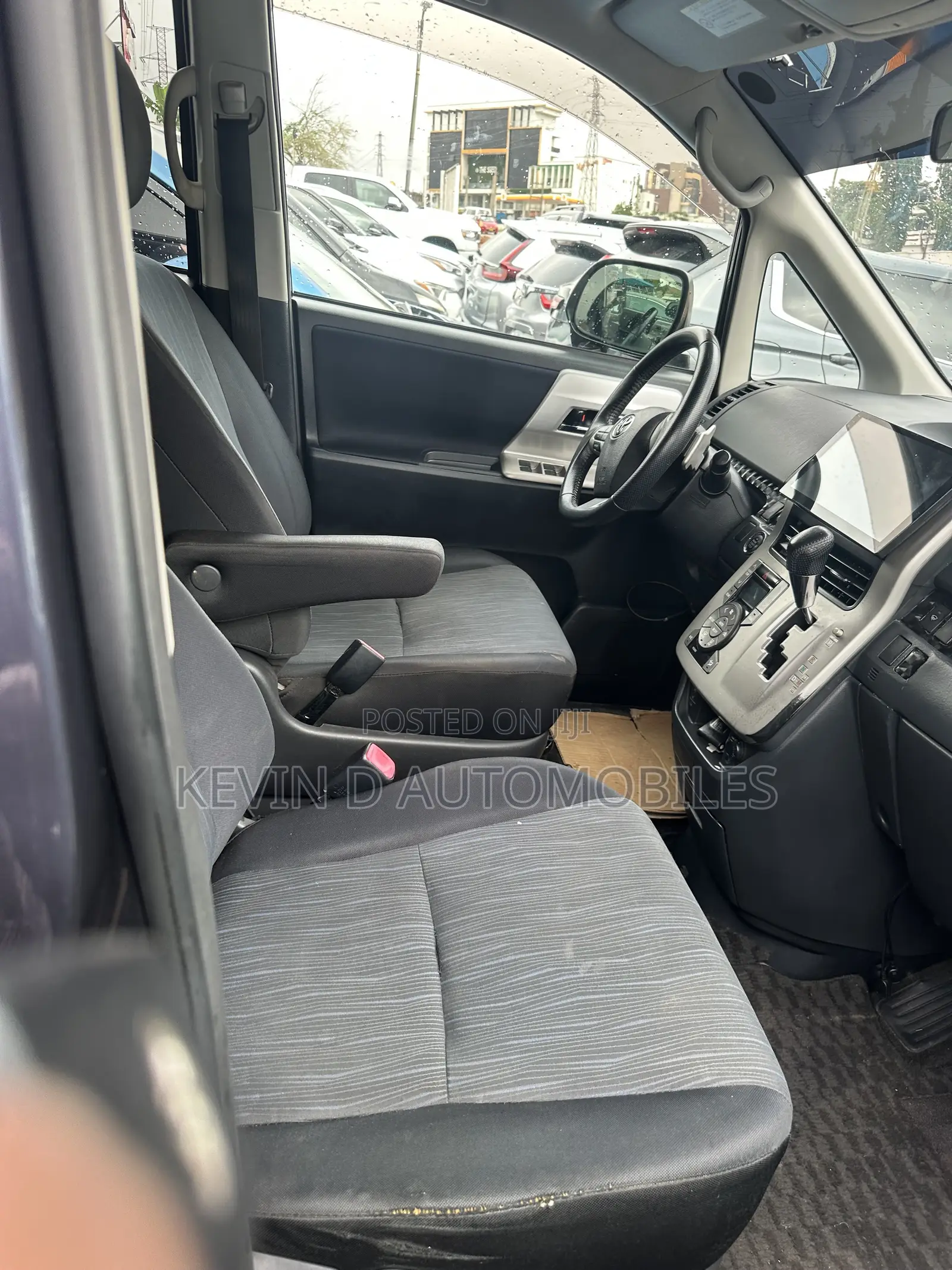 Toyota Voxy V 2WD 8-Seater 2011 Gray