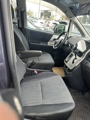 Toyota Voxy V 2WD 8-Seater 2011 Gray