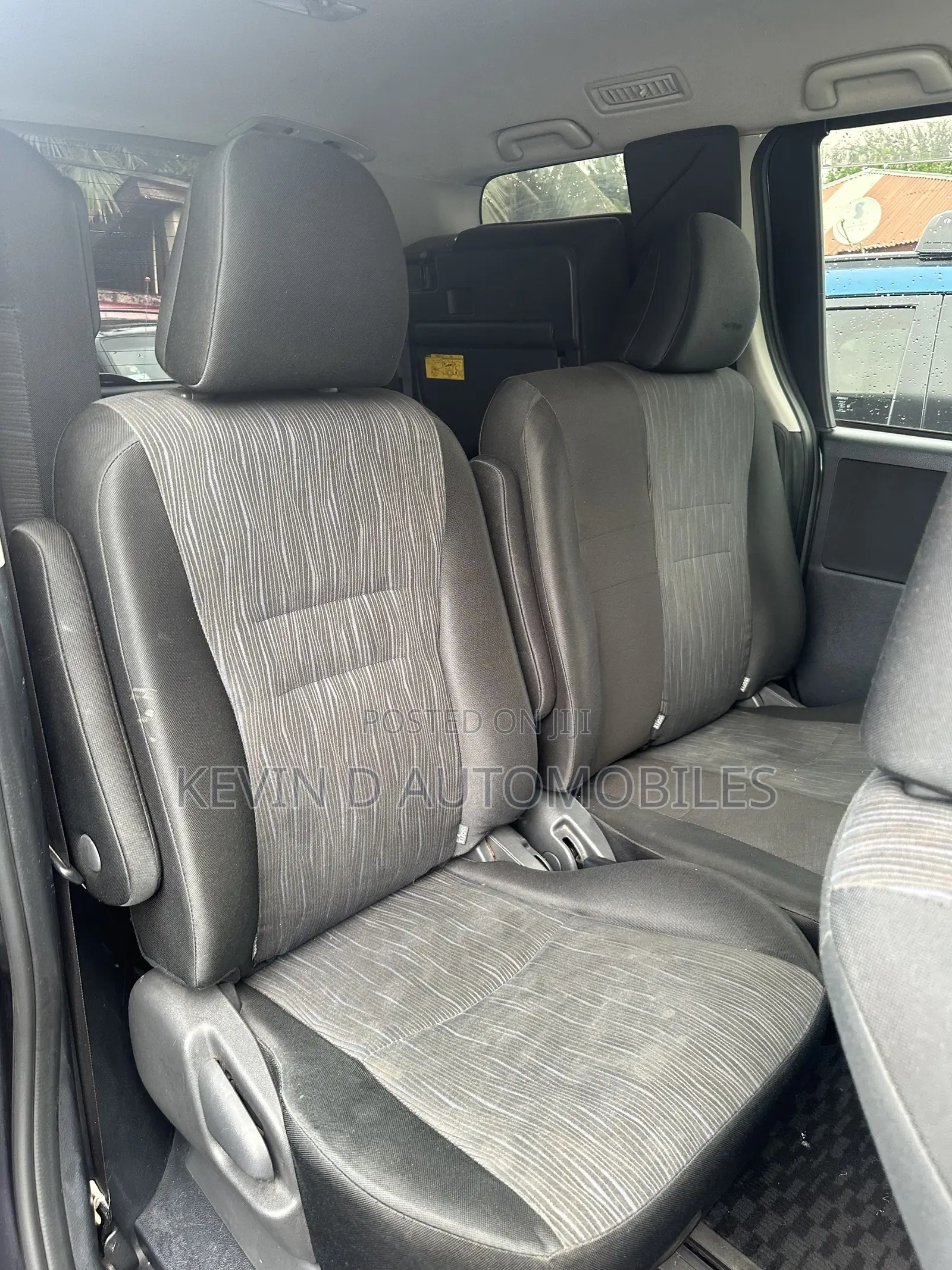 Toyota Voxy V 2WD 8-Seater 2011 Gray