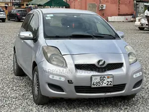 Toyota Vitz 1.3 FWD 3dr 2010 Gray