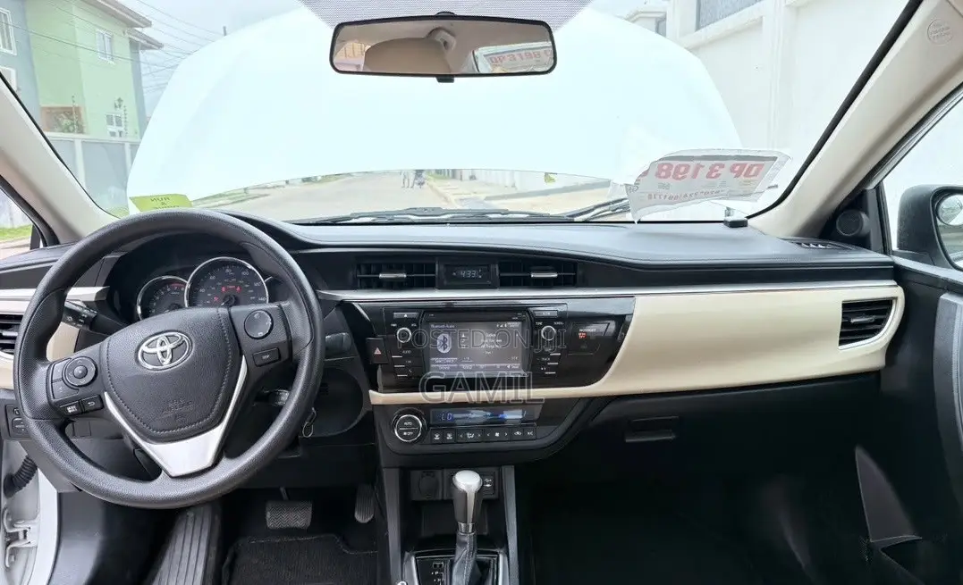 Toyota Corolla LE 4dr Sedan (1.8L 4cyl CVT) 2016 White