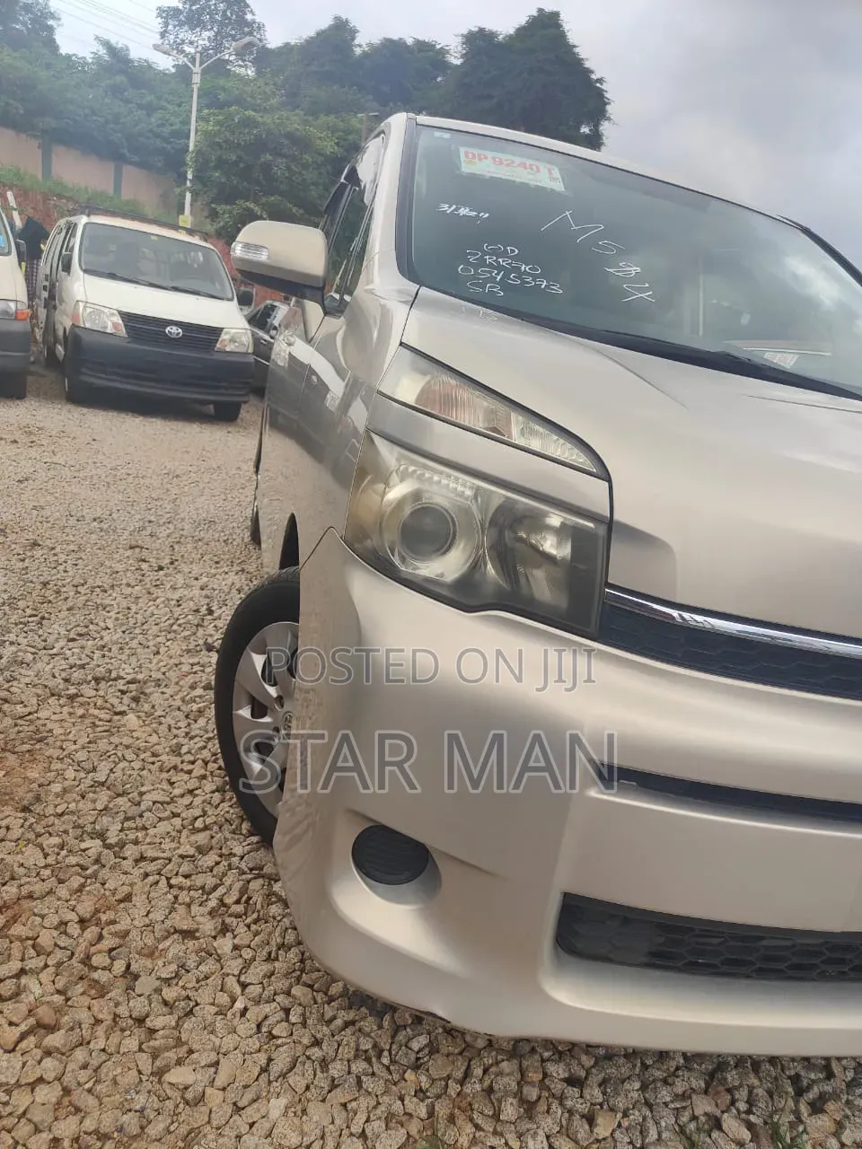 Toyota Voxy 2013 Gold
