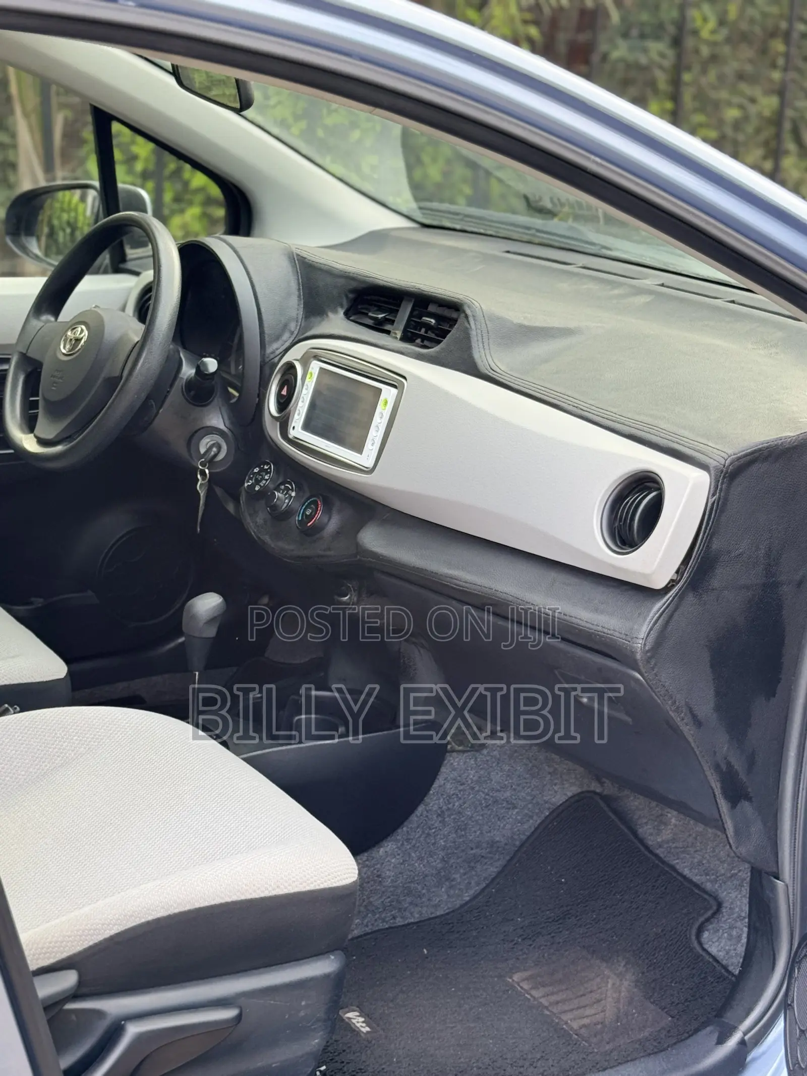 Toyota Vitz 1.3 AWD 5dr 2012 Blue
