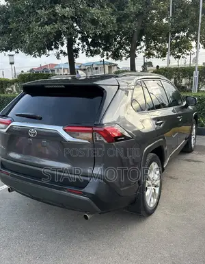 Toyota RAV4 XLE 2021 Black