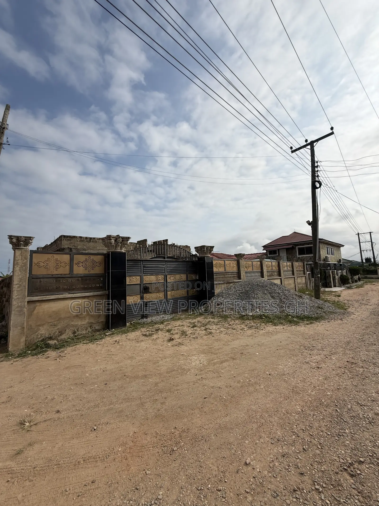 6bdrm House in West Hills Mall Area for sale