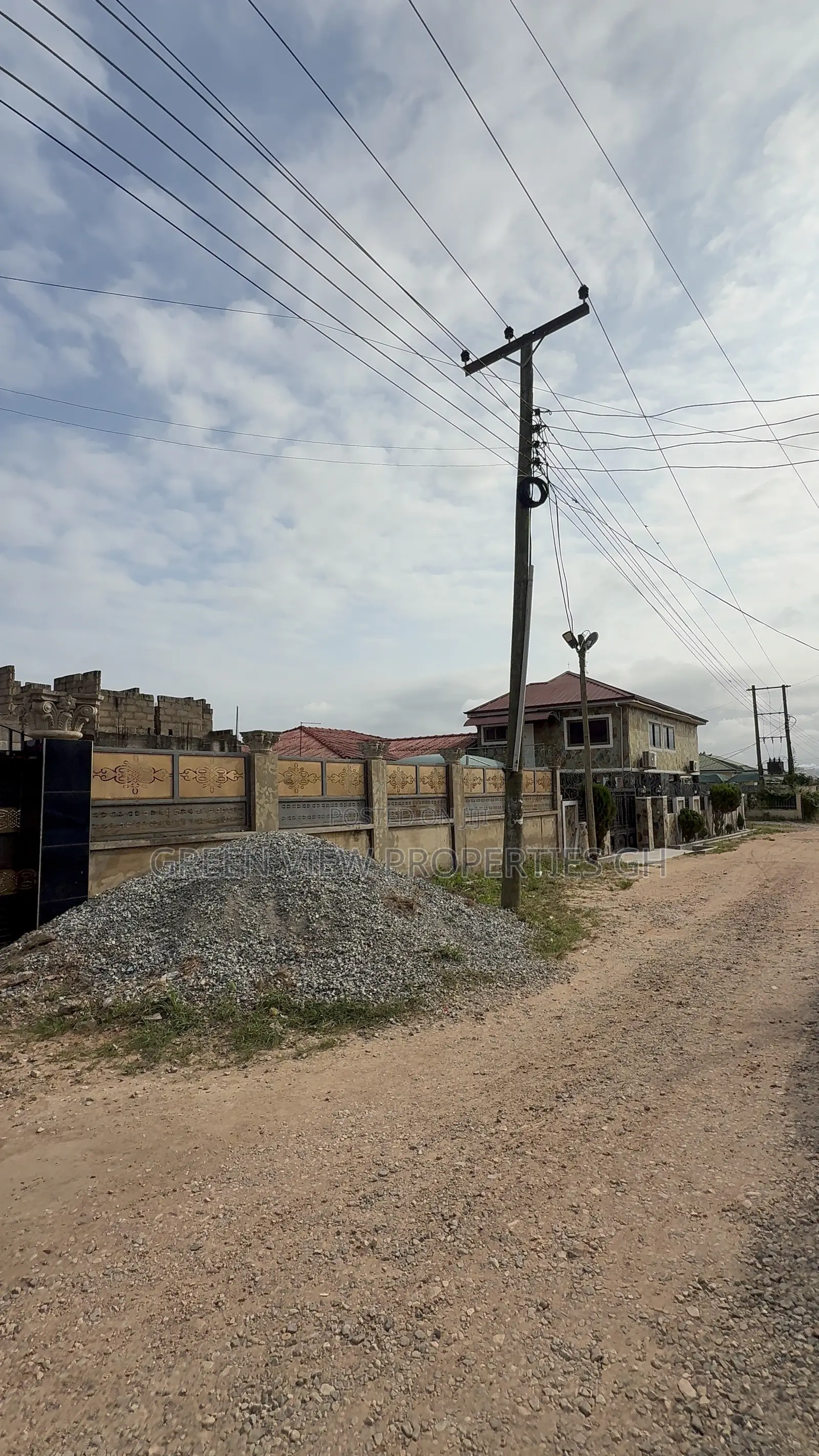 6bdrm House in West Hills Mall Area for sale