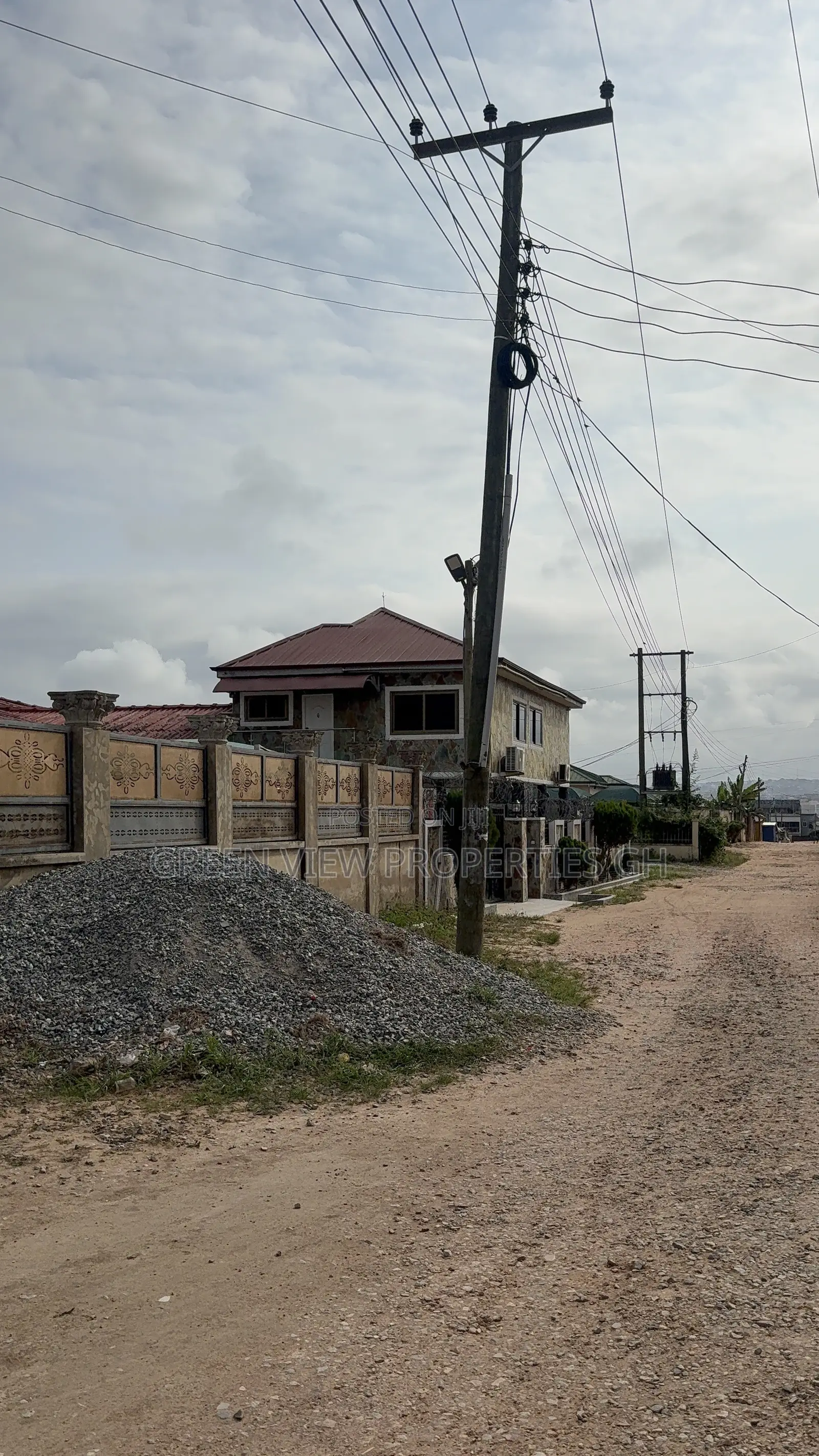 6bdrm House in West Hills Mall Area for sale
