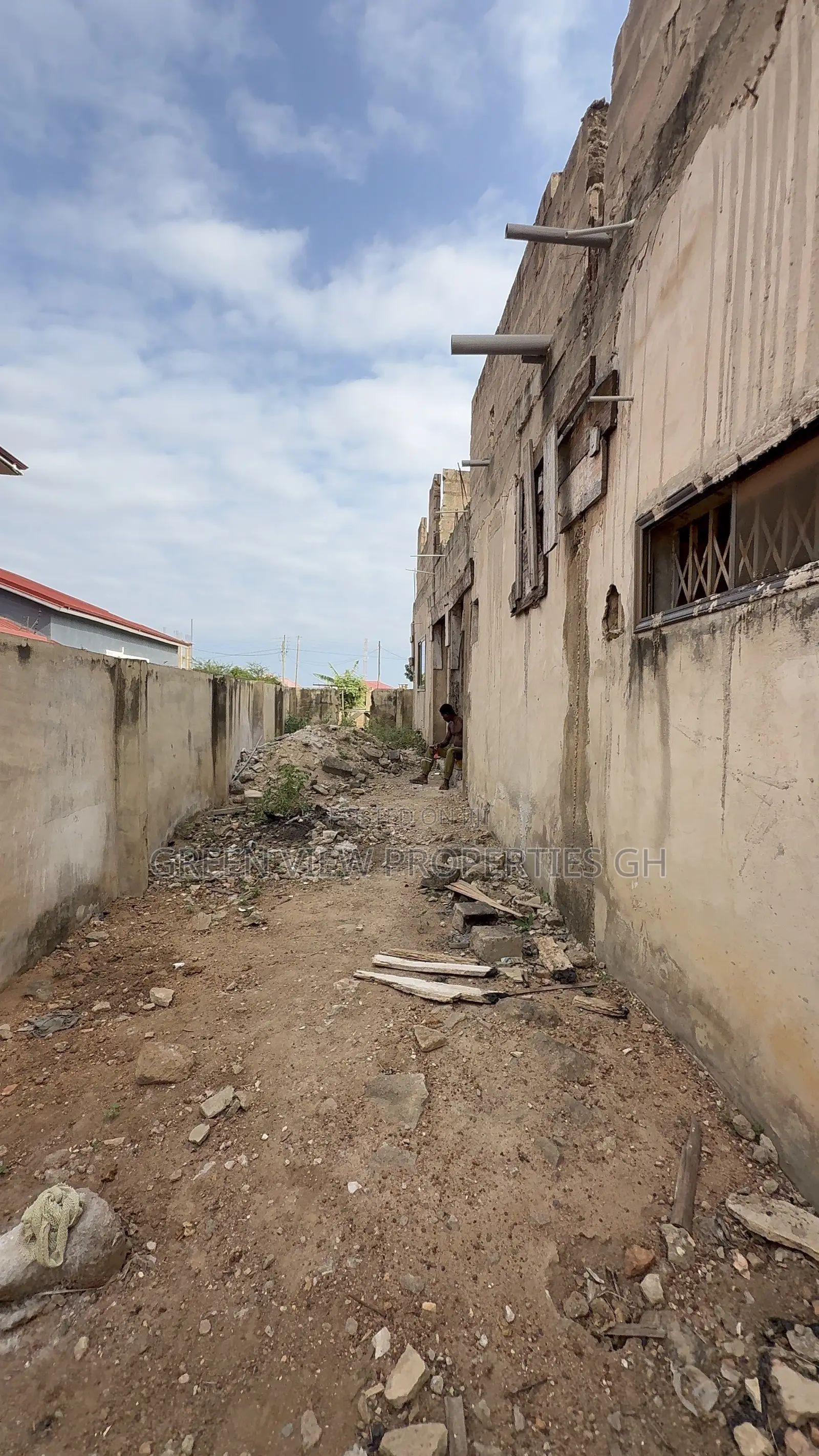 6bdrm House in West Hills Mall Area for sale