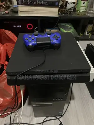UK PLAYSTATION 4 Slim 1TB With Controller
