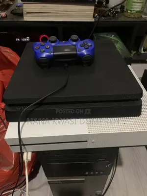 UK PLAYSTATION 4 Slim 1TB With Controller
