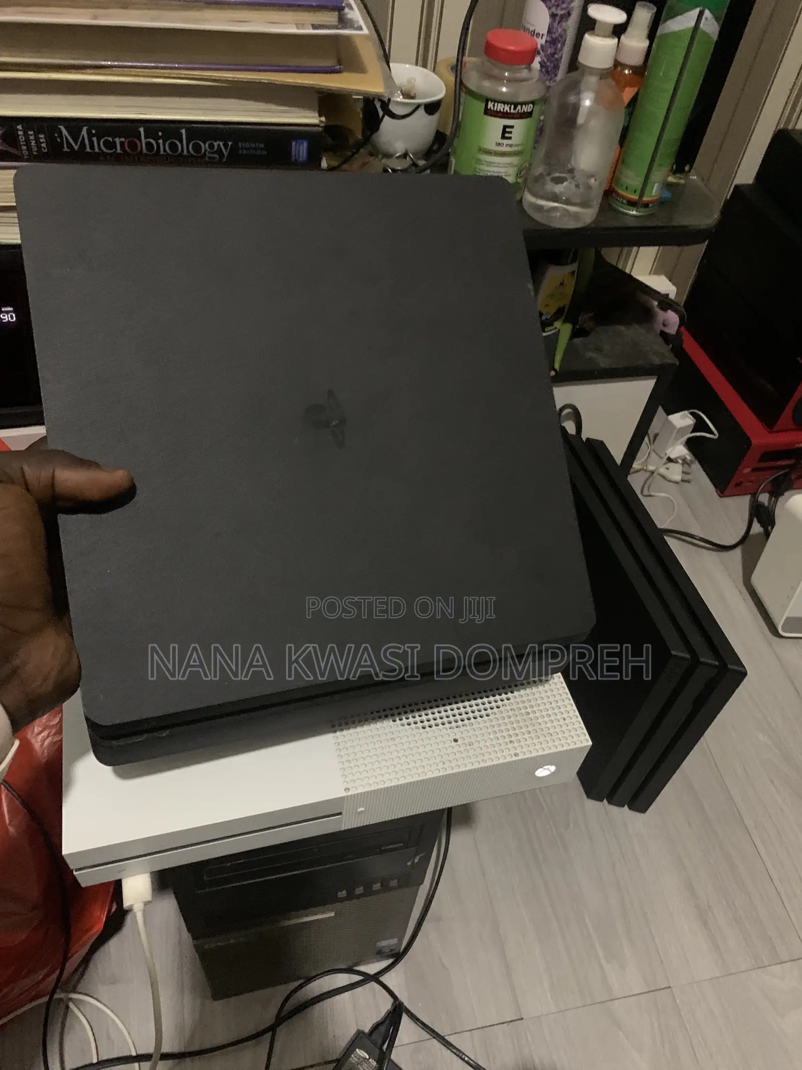 UK PLAYSTATION 4 Slim 1TB With Controller