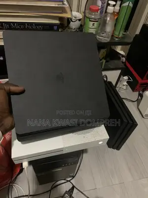 UK PLAYSTATION 4 Slim 1TB With Controller