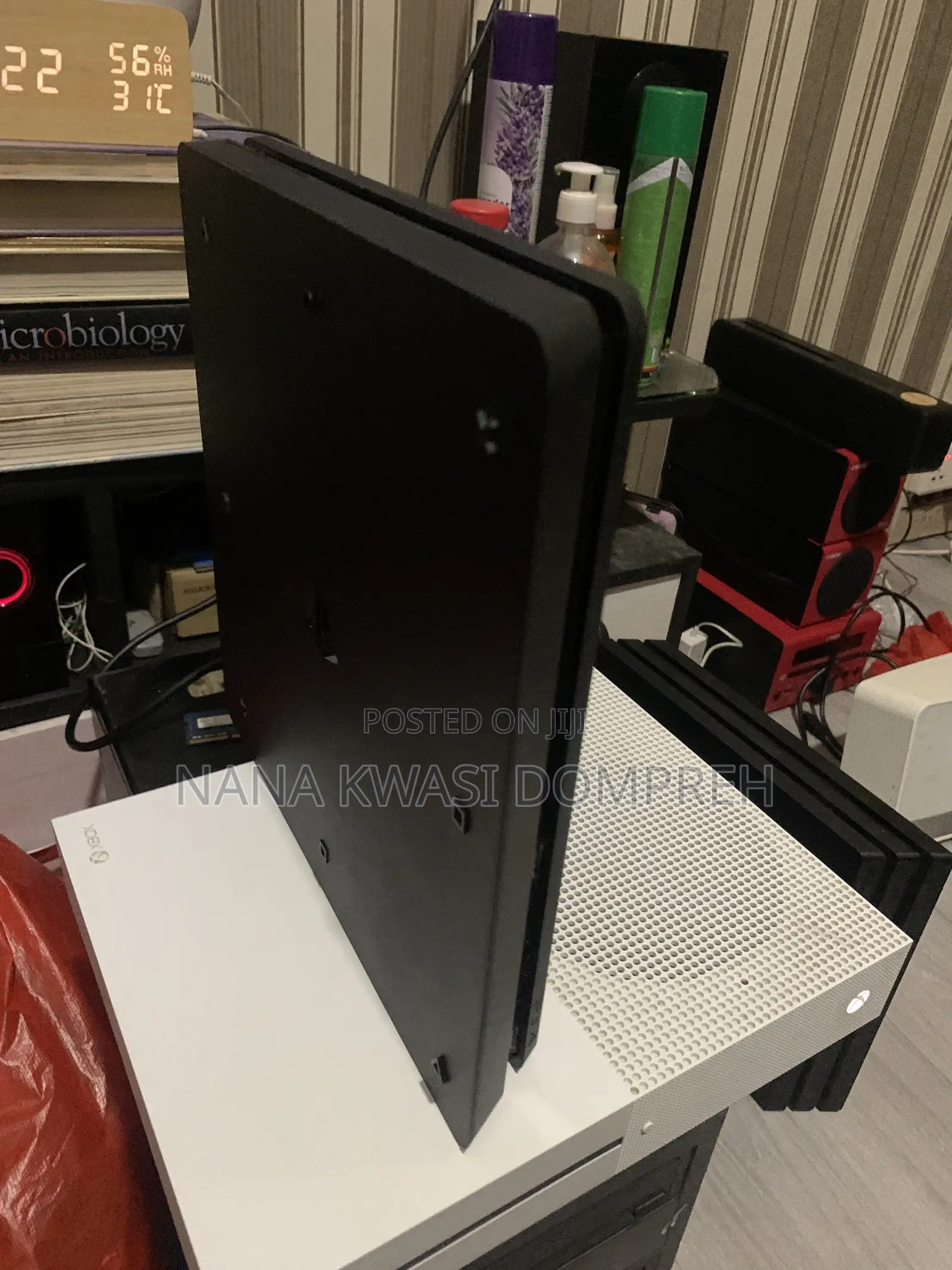 UK PLAYSTATION 4 Slim 1TB With Controller
