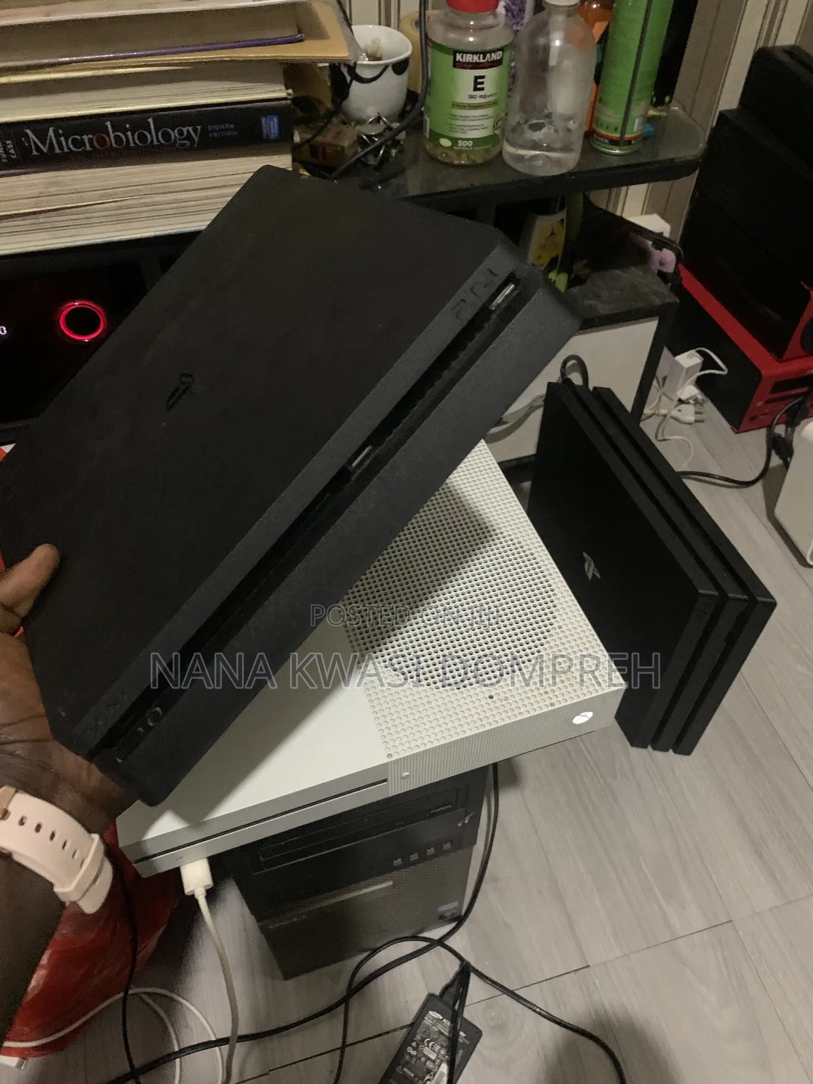 UK PLAYSTATION 4 Slim 1TB With Controller