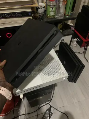 UK PLAYSTATION 4 Slim 1TB With Controller