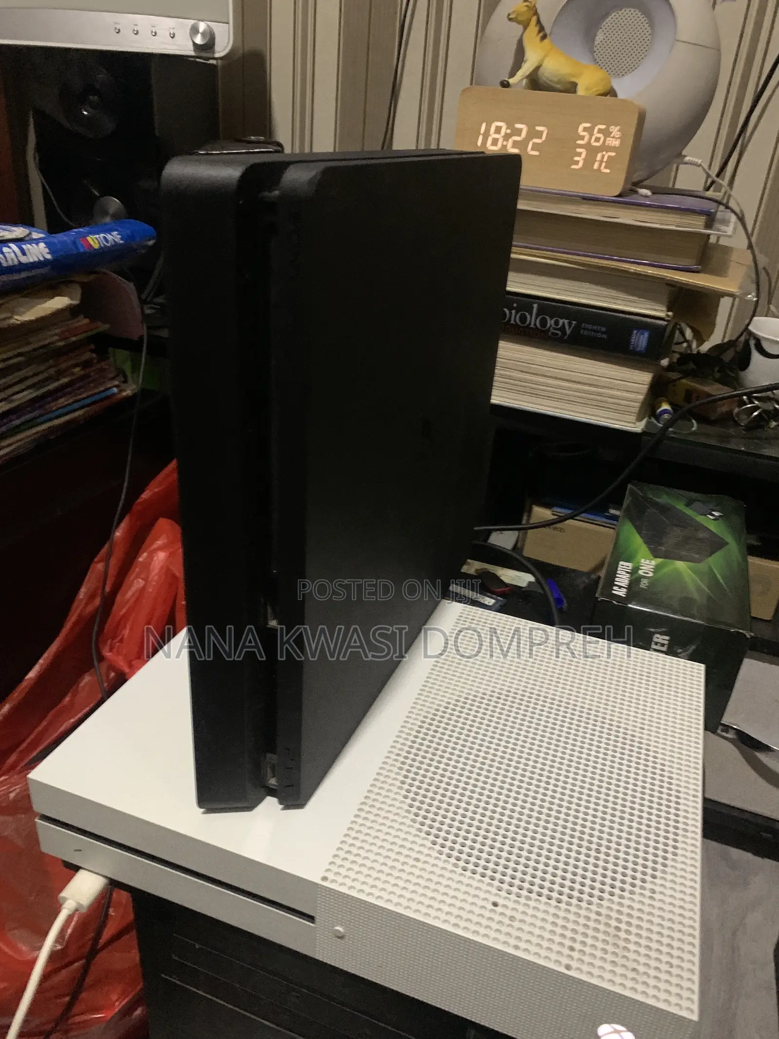 UK PLAYSTATION 4 Slim 1TB With Controller