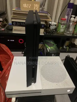 UK PLAYSTATION 4 Slim 1TB With Controller