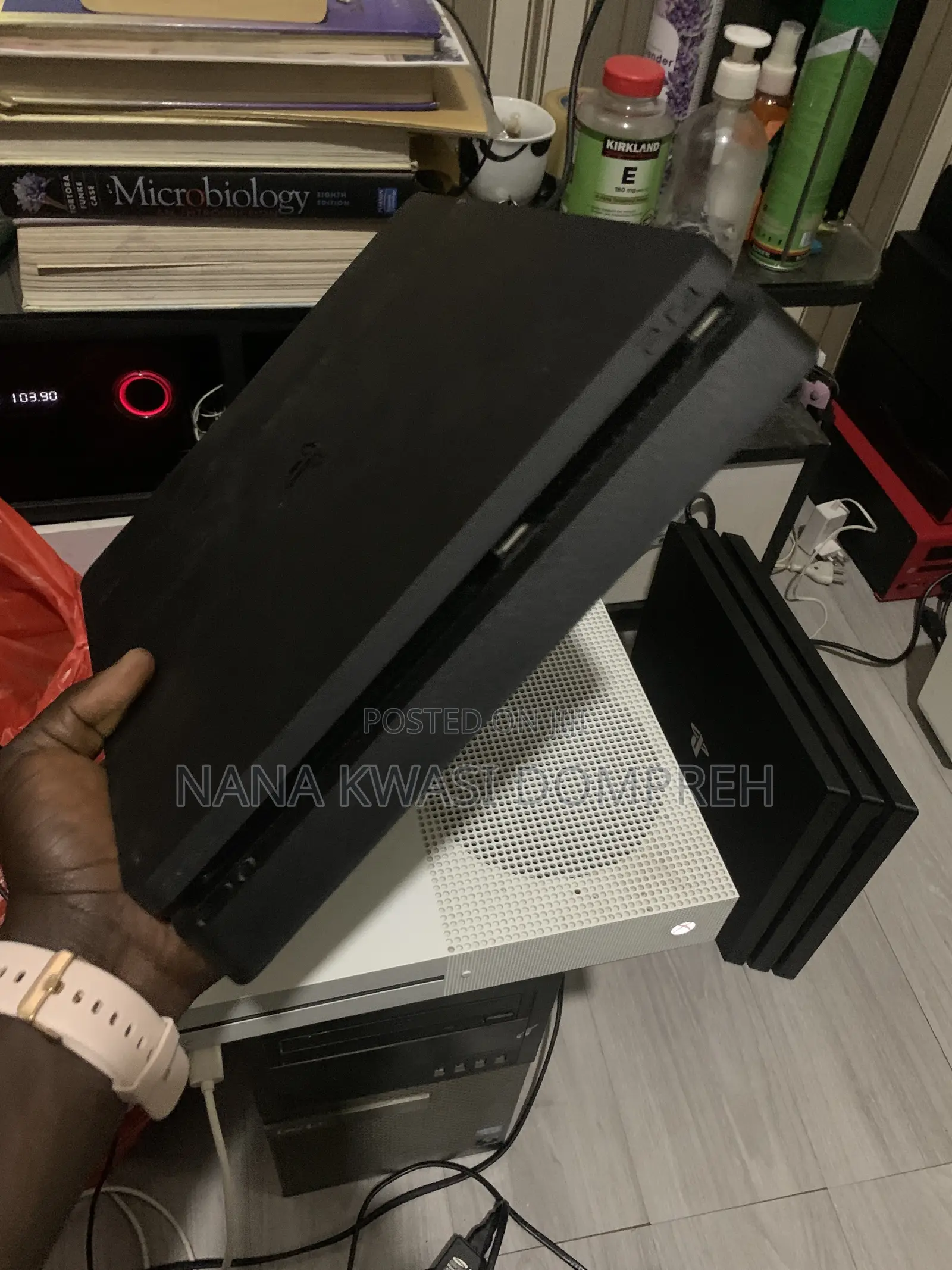 UK PLAYSTATION 4 Slim 1TB With Controller