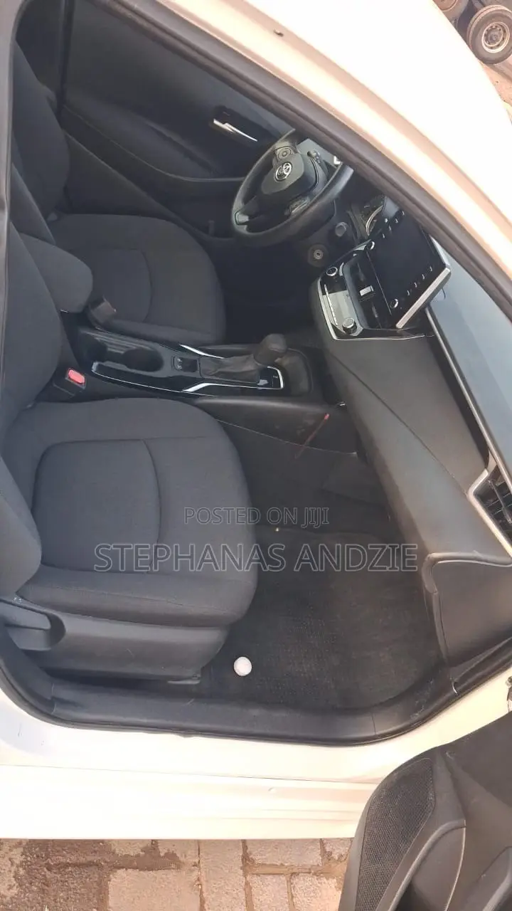 Toyota Corolla LE 2020 White