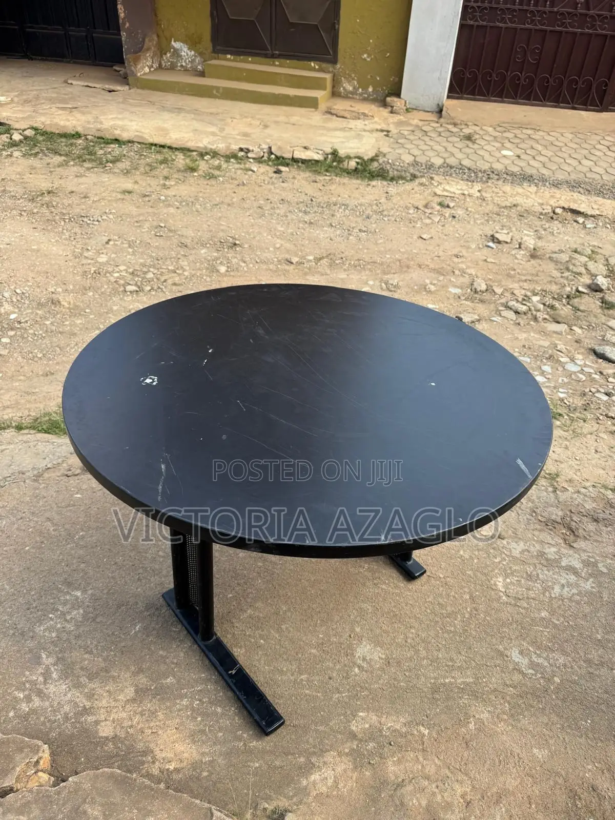 Round Cantilever Table