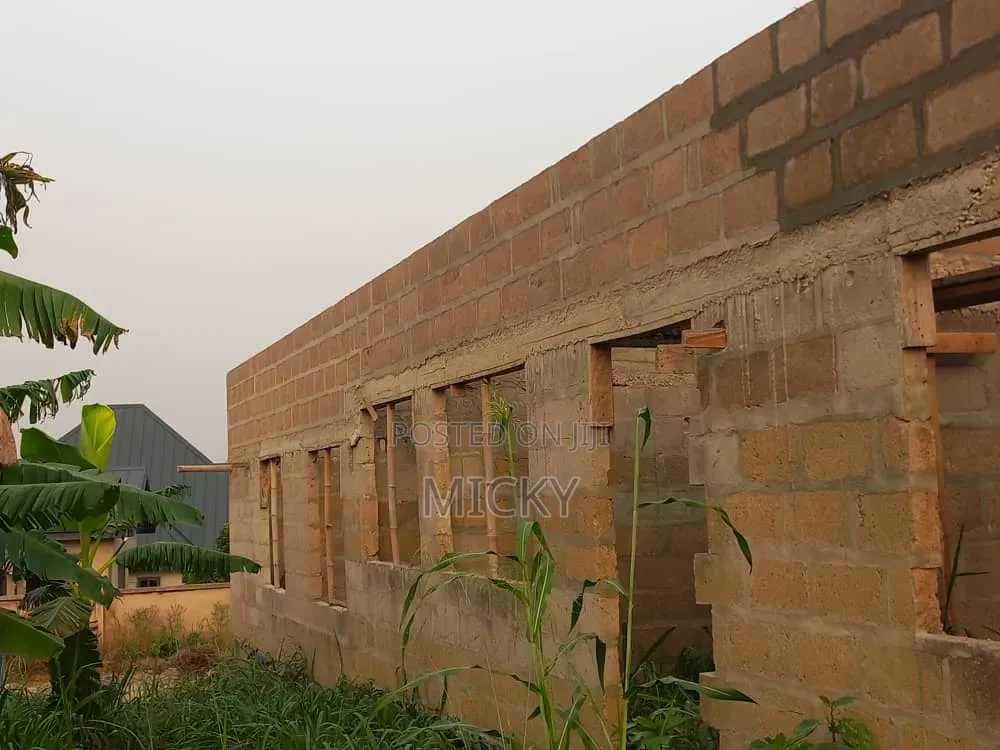 4bdrm Apartment in Atwima Kwanwoma for sale