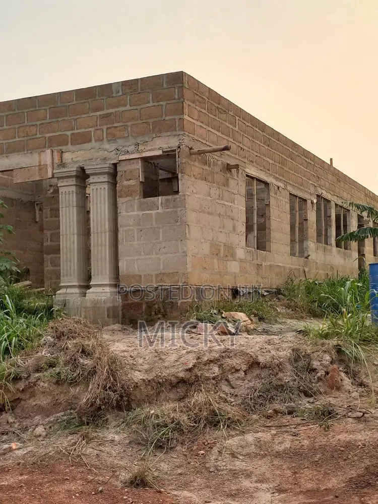 4bdrm Apartment in Atwima Kwanwoma for sale