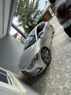 Hyundai Elantra Limited Sedan FWD (2.0L 4cyl 6A) 2017 Silver