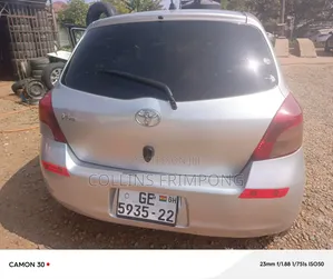 Toyota Vitz 2010 Silver