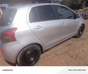 Toyota Vitz 2010 Silver