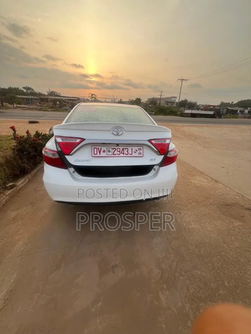 Toyota Camry LE 4dr Sedan (2.5L 4cyl 6A) 2017 White