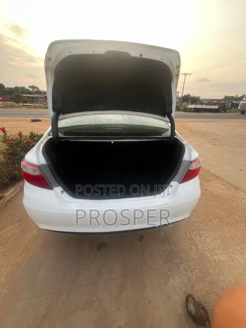 Toyota Camry LE 4dr Sedan (2.5L 4cyl 6A) 2017 White