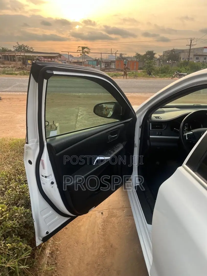 Toyota Camry LE 4dr Sedan (2.5L 4cyl 6A) 2017 White