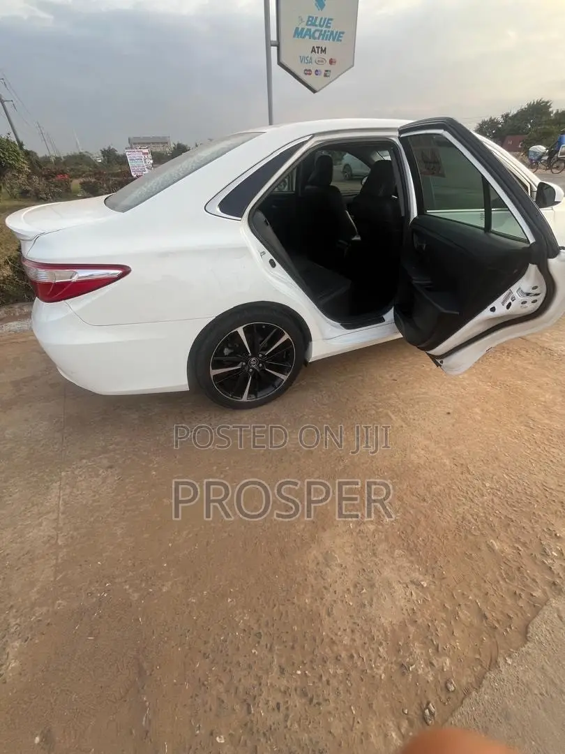 Toyota Camry LE 4dr Sedan (2.5L 4cyl 6A) 2017 White