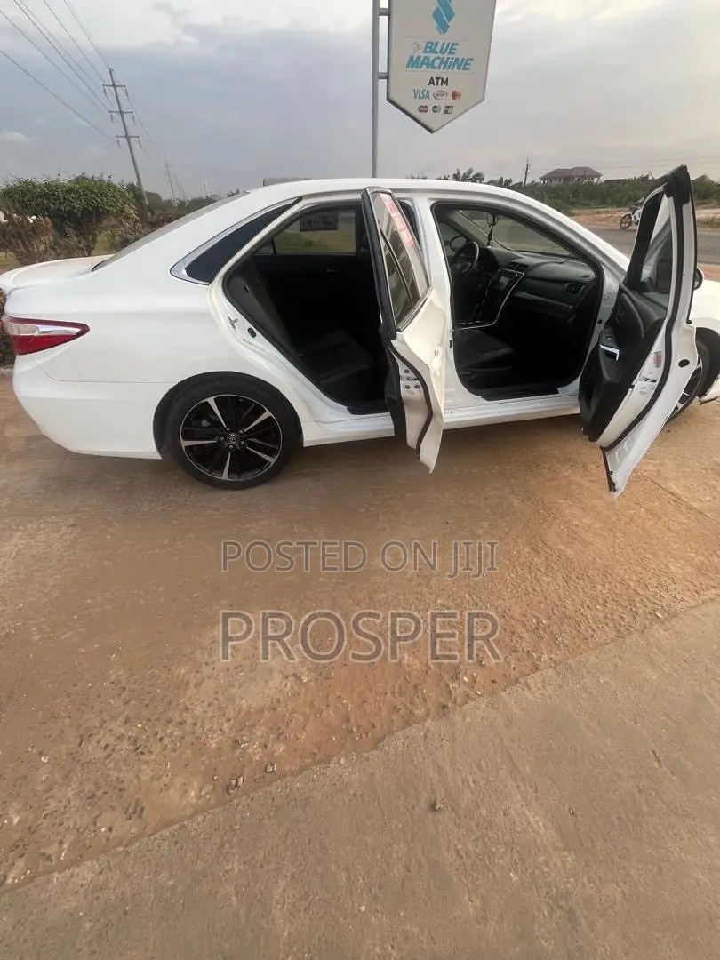 Toyota Camry LE 4dr Sedan (2.5L 4cyl 6A) 2017 White