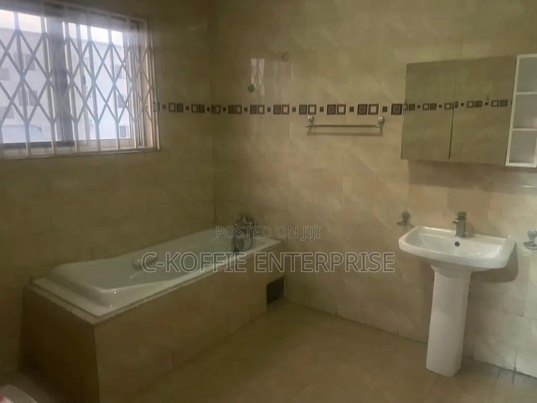 8bdrm Mansion in Roman Ridge for rent