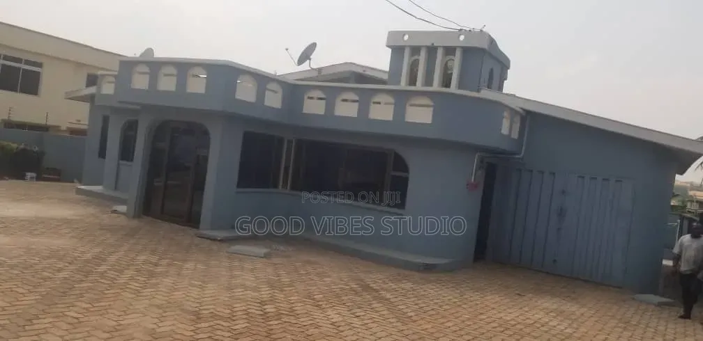 7bdrm House in Kumasi Metropolitan for sale
