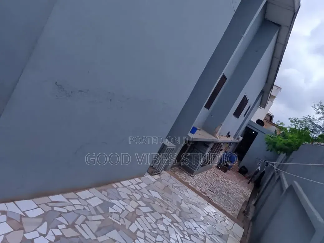 7bdrm House in Kumasi Metropolitan for sale