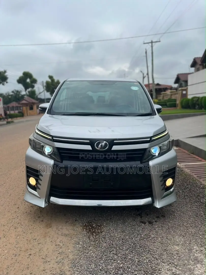 Toyota Voxy ZS 4WD 7-Seater 2015 Silver