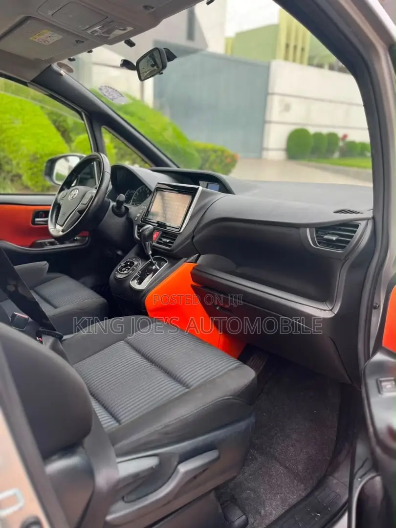 Toyota Voxy ZS 4WD 7-Seater 2015 Silver