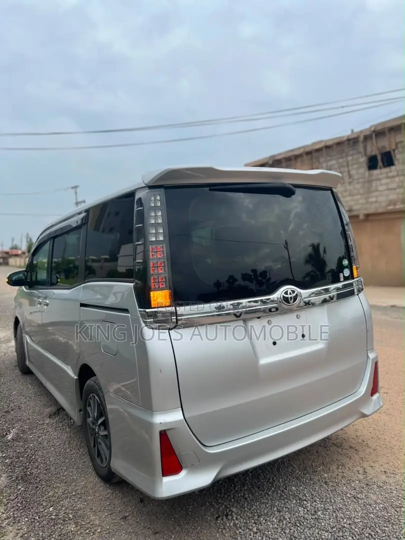 Toyota Voxy ZS 4WD 7-Seater 2015 Silver