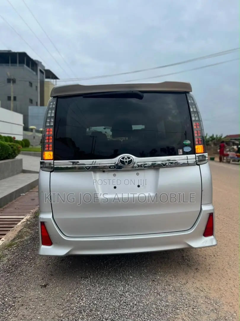 Toyota Voxy ZS 4WD 7-Seater 2015 Silver