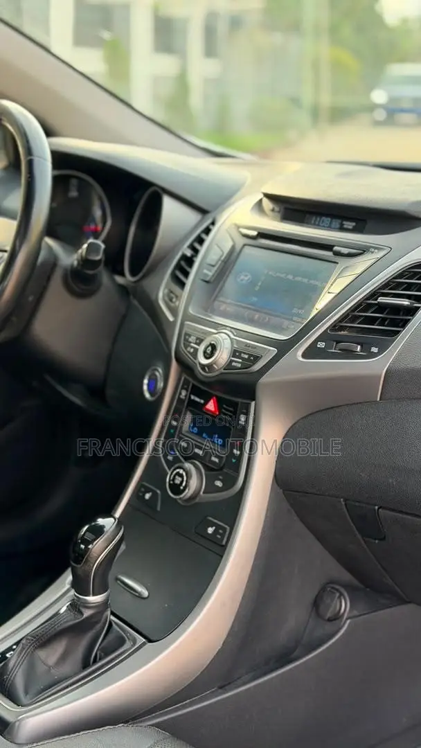 Hyundai Elantra Limited Sedan FWD (1.8L 4cyl 6A) 2016 White