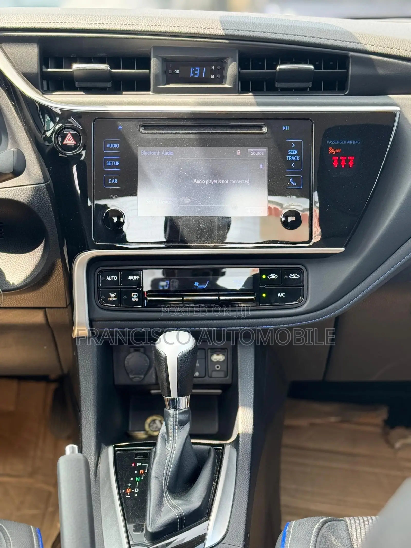 Toyota Corolla SE (1.8L 4cyl 6M) 2018 White