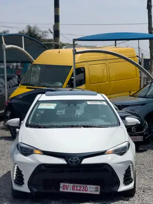 Toyota Corolla SE (1.8L 4cyl 6M) 2018 White