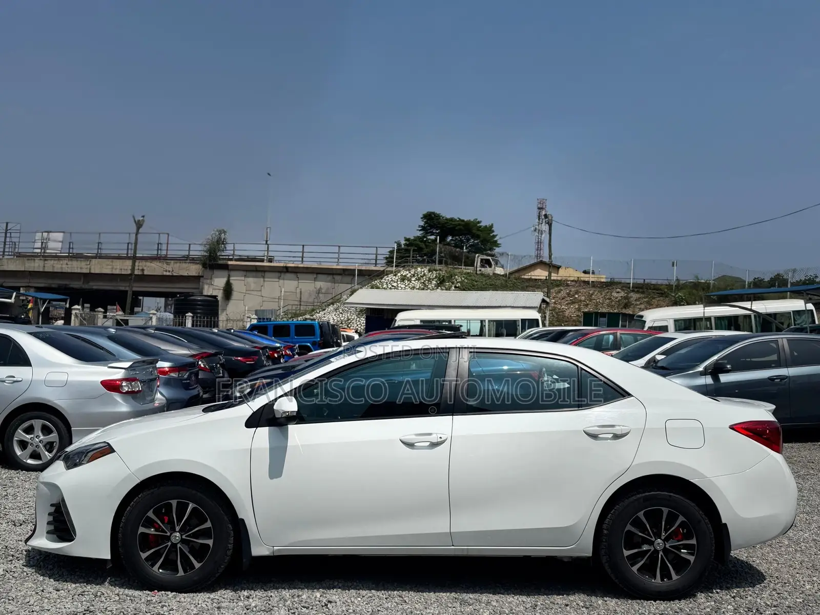 Toyota Corolla SE (1.8L 4cyl 6M) 2018 White