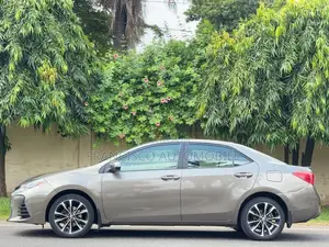 Toyota Corolla XSE (1.8L 4cyl 2A) 2019 Gold