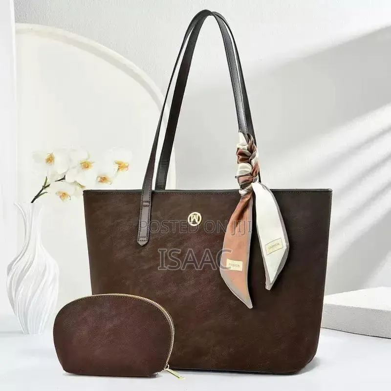 Chic Leather Tote T347493-000