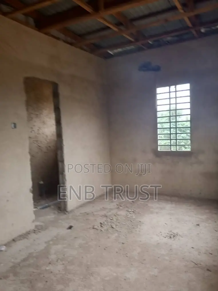 8bdrm House in Pokuase for sale