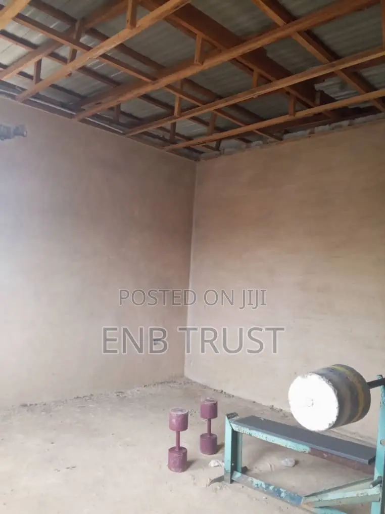 8bdrm House in Pokuase for sale